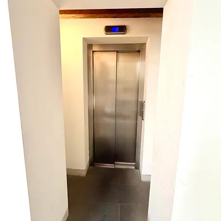 Tornabuoni High Floor With Elevator *